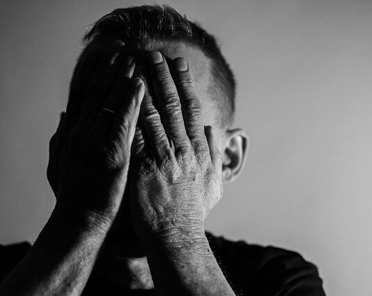 Cómo los discursos alarmistas y las crisis globales afectan la salud mental colectiva