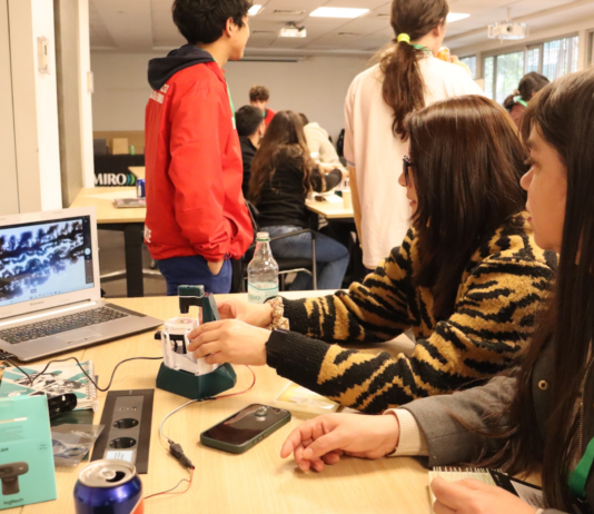 Ocho colegios construyeron sus propios microscopios para llevar la ciencia al aula